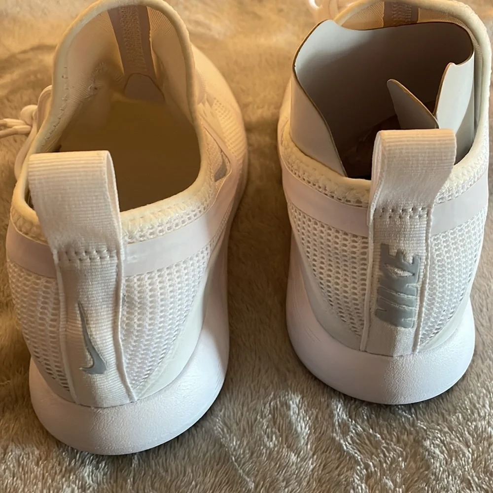Nike, white, size 9 sneakers. WOMENS - Picture 5 of 6